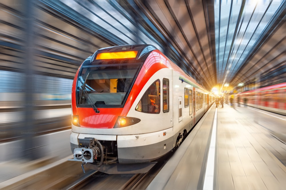 Trem de alta velocidade de passageiros com desfoque de movimento na estação