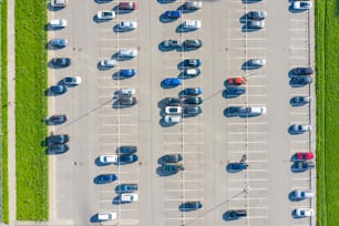 Luftaufnahme von oben nach unten auf den Parkplatz mit vielen Autos von Supermarktkäufern im Lebensmittelgeschäft der Stadt