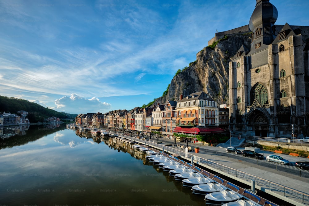 Vista da pitoresca cidade de Dinant, da Cidadela de Dinant e da Igreja Colegiada de Notre Dame de Dinant sobre o rio Mosa. Província belga de Namur, Blegium