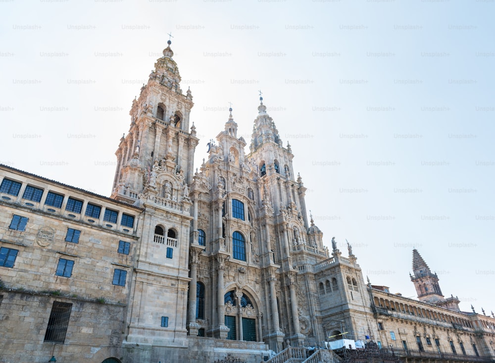 Facciata principale della Cattedrale di Santiago de Compostela (ca. 1211), storico luogo di pellegrinaggio sul Cammino di Santiago fin dal Medioevo.