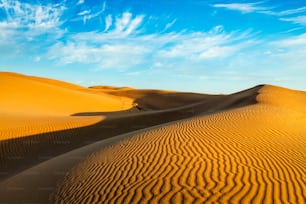 Sam Dunas de areia do deserto de Thar sob o belo céu. Rajastão, Índia