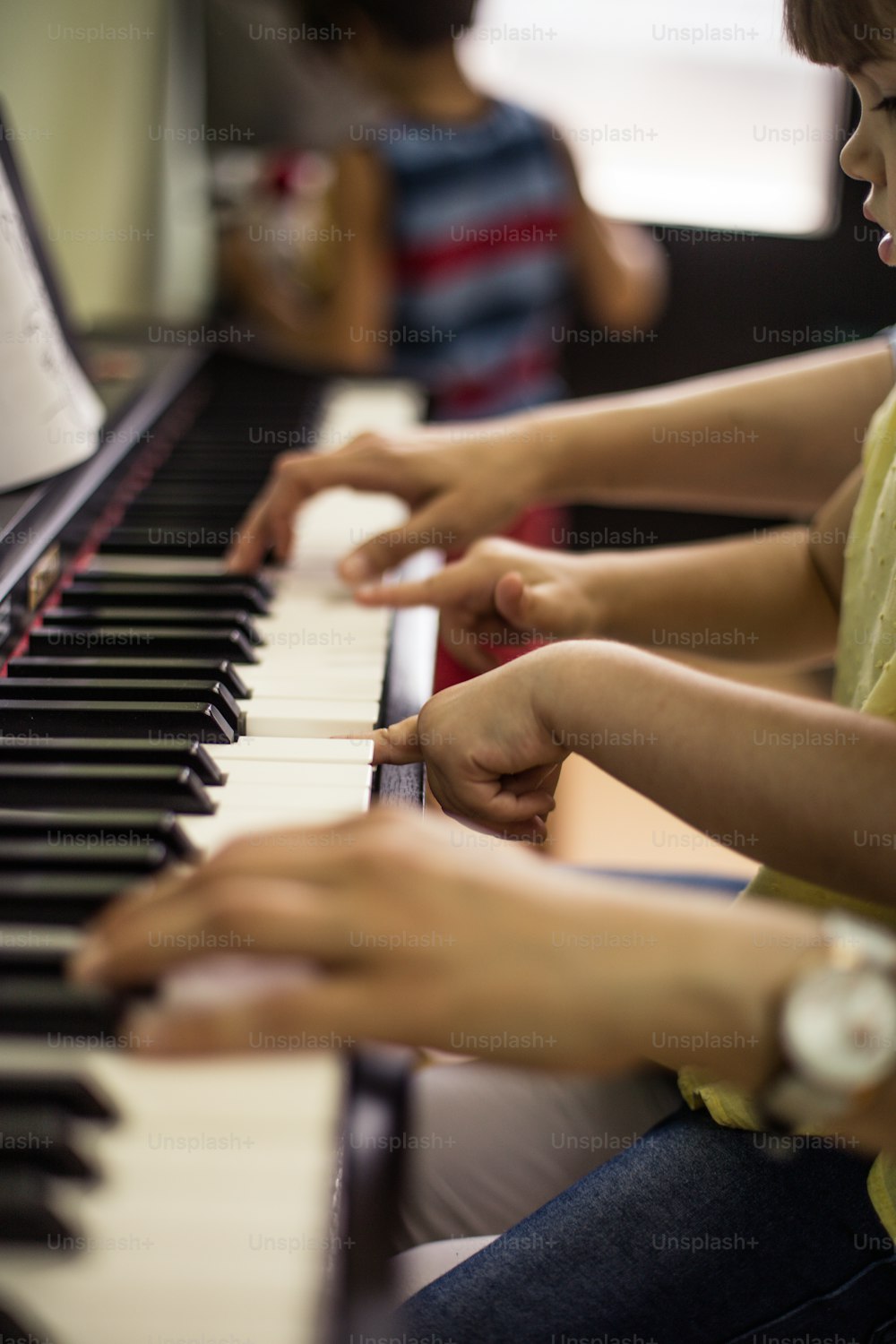 Tus dedos saben cómo tocar. Niño en escuela de música con profesor.