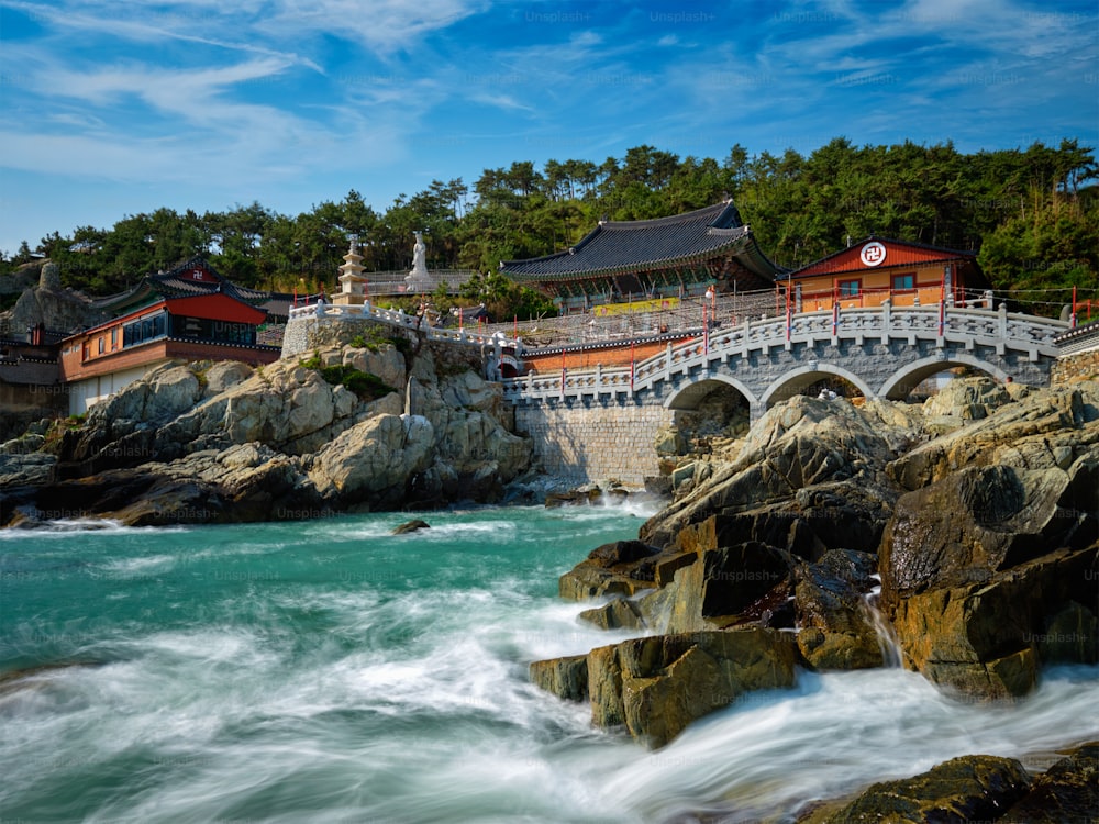 海辺の海東龍宮寺。韓国、釜山