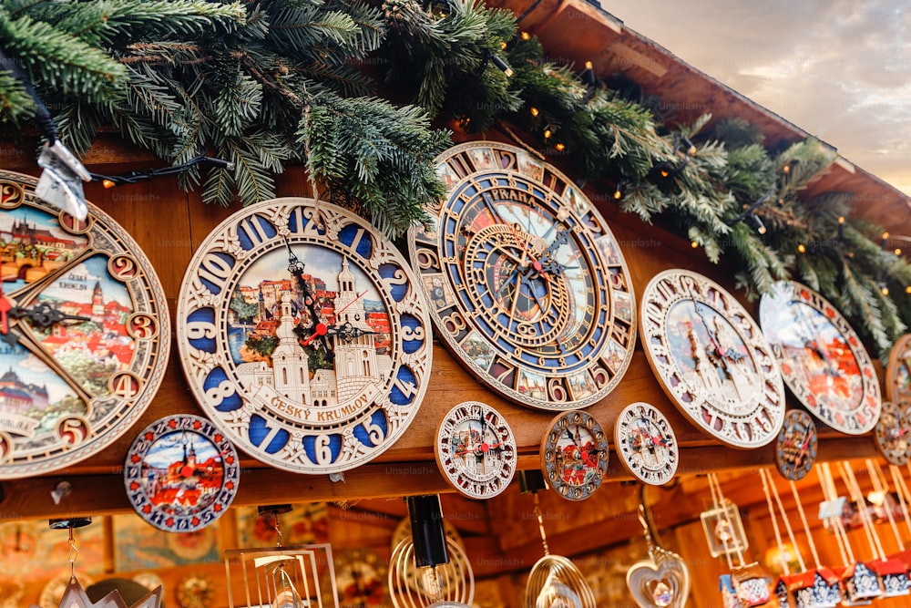 Reproducciones de recuerdo de los relojes astronómicos en el mercado navideño de Praga