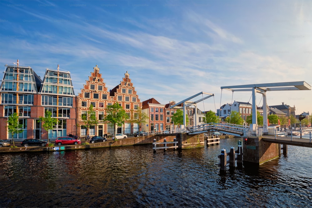 Puente de Gravestenenbrug sobre el río Spaarne y casas antiguas en Haarlem, Países Bajos