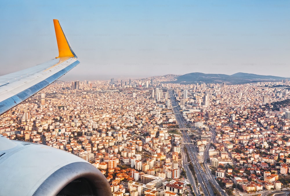 Vista aérea desde el avión de la enorme ciudad de Estambul, Turquía