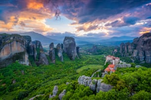 Kloster von Rousanou und Kloster von St. Nikolaus Anapavsa im berühmten griechischen Touristenziel Meteora in Griechenland bei Sonnenuntergang
