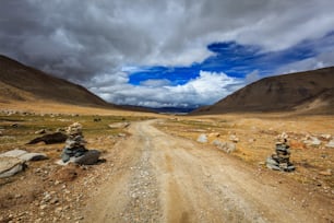 Carretera en el Himalaya con mojones de piedra. Ladakh, Jammu y Cachemira, India