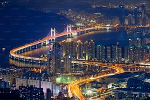 夜はライトアップされた高層ビルや広安大橋が立ち並ぶ釜山の街並み。釜山。大韓民国