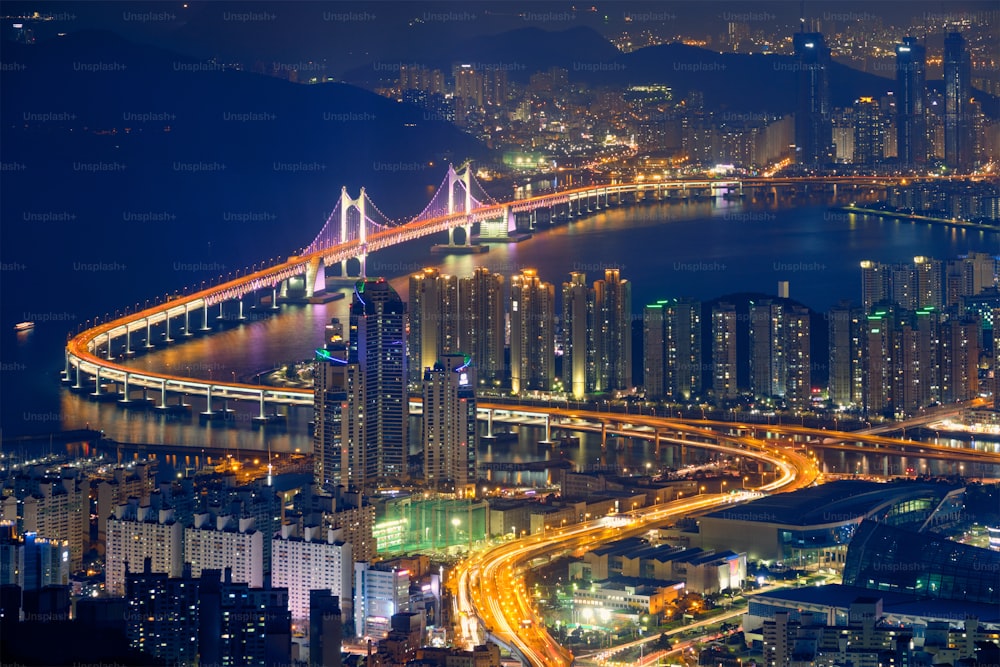 Paisaje urbano de Busan con rascacielos y el puente Gwangan iluminados por la noche. Busan. Corea del Sur
