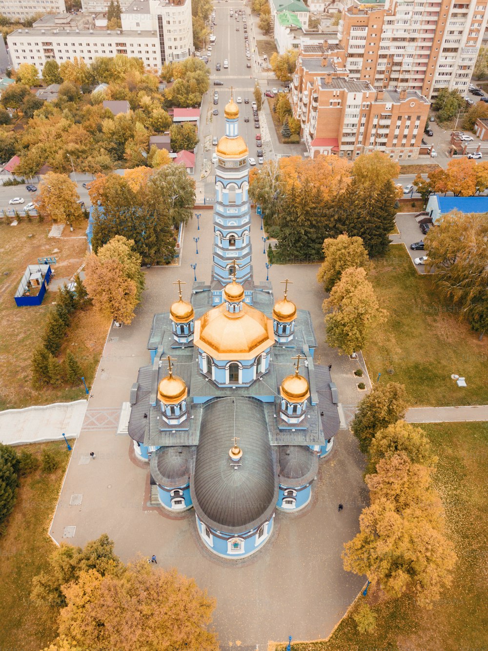 Vista aérea de la Navidad de la Catedral de la Santísima Virgen alrededor de la manzana residencial de la ciudad. Atracciones y destinos religiosos y turísticos