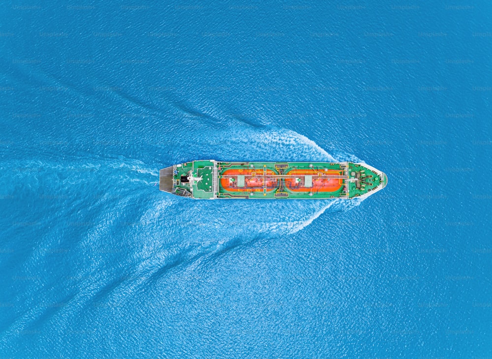 Draufsicht Ölschifftanker oder LPG-Tanker transportieren Öl aus der Raffinerie auf dem Meer.