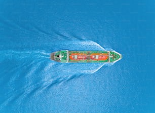 Draufsicht Ölschifftanker oder LPG-Tanker transportieren Öl aus der Raffinerie auf dem Meer.