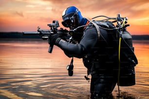 Il marine esce dall'acqua e si muove verso il bersaglio con le armi in mano. Il concetto di videogiochi, la pubblicità, l'instabilità nel mondo, i conflitti tra paesi. Mista