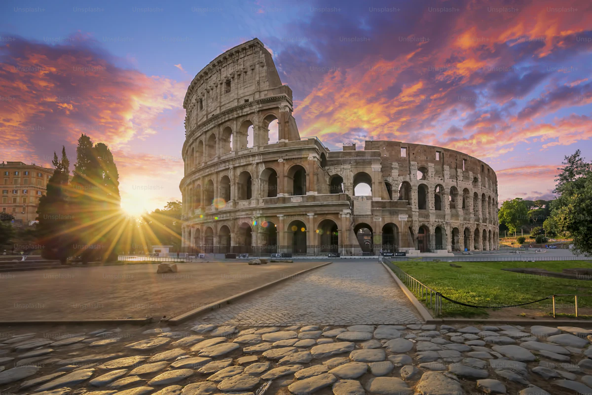 Vista del Coliseo romano al atardecer