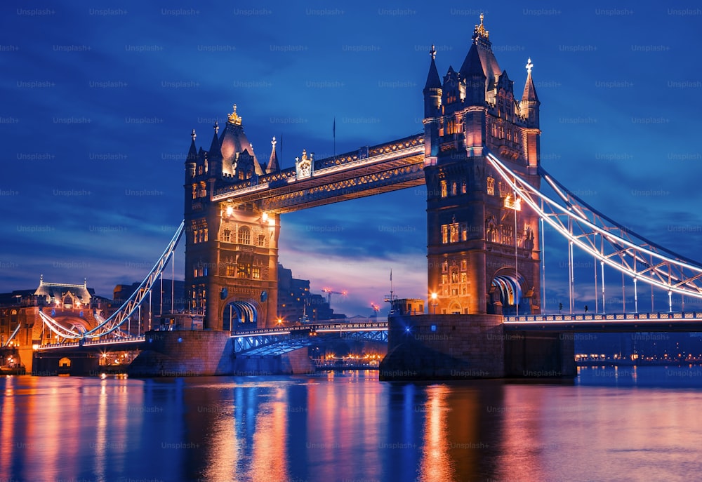 Famoso Tower Bridge por la noche, Londres, Inglaterra