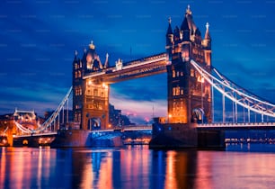 Famosa Tower Bridge à noite, Londres, Inglaterra