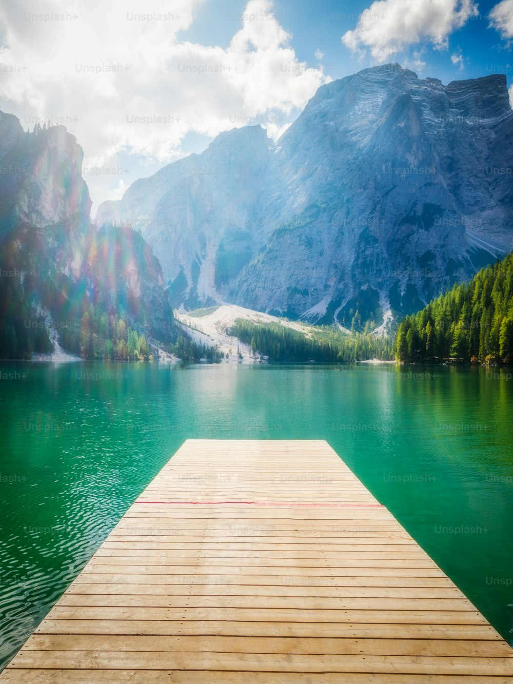 Lago di Braies nelle montagne dolomitiche Seekofel sullo sfondo, Alto Adige, Italia. Il Lago di Braies è conosciuto anche come Lago di Braies. Il lago è circondato dalle montagne che si specchiano nell'acqua.