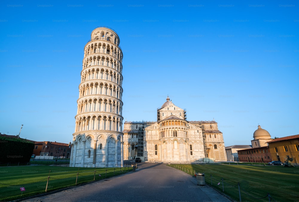 피사의 사탑, 이탈리아 - 피사의 사탑은 의도하지 않은 기울기와 이탈리아의 유명한 여행지로 세계적으로 유명합니다. 피사 대성당 근처에 위치하고 있습니다.