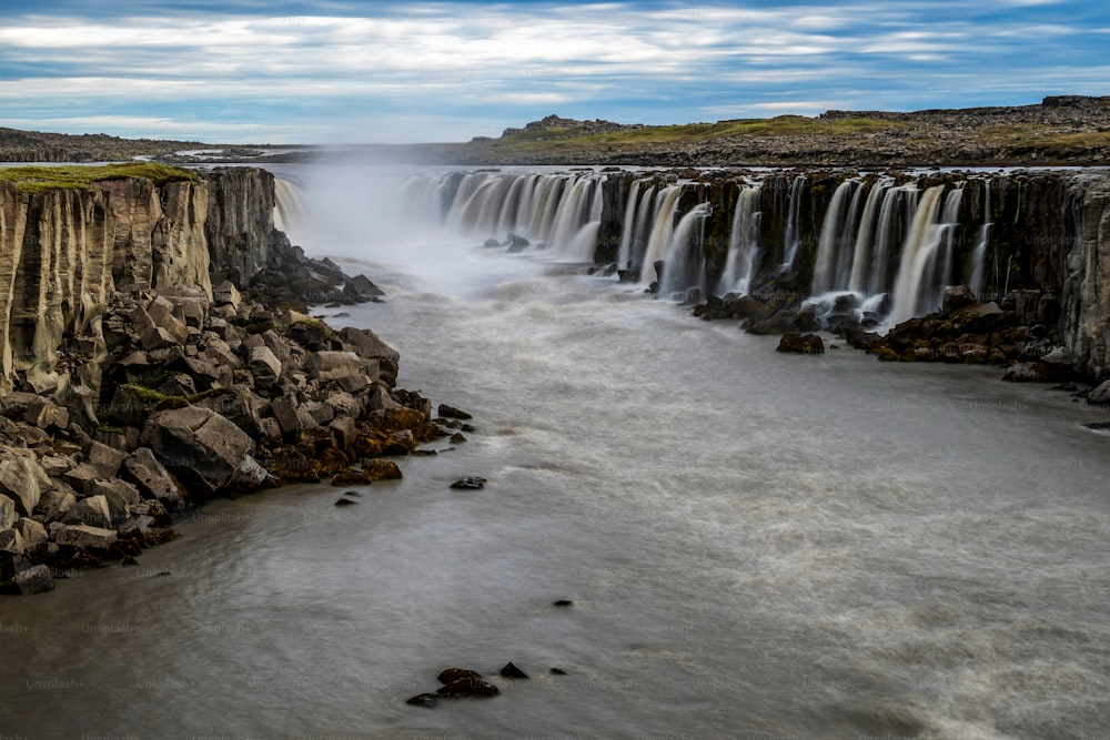 Incredibile scenario della cascata di Selfoss in Islanda. Il bellissimo paesaggio e la cascata della cascata di Selfoss attirano i turisti a visitare l'Islanda nord-orientale. Si trova vicino alla cascata di Dettifoss.