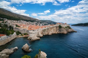 Muralha histórica da Cidade Velha de Dubrovnik, na Dalmácia, Croácia, o proeminente destino de viagem da Croácia. A cidade velha de Dubrovnik foi listada como Patrimônio Mundial da UNESCO em 1979.