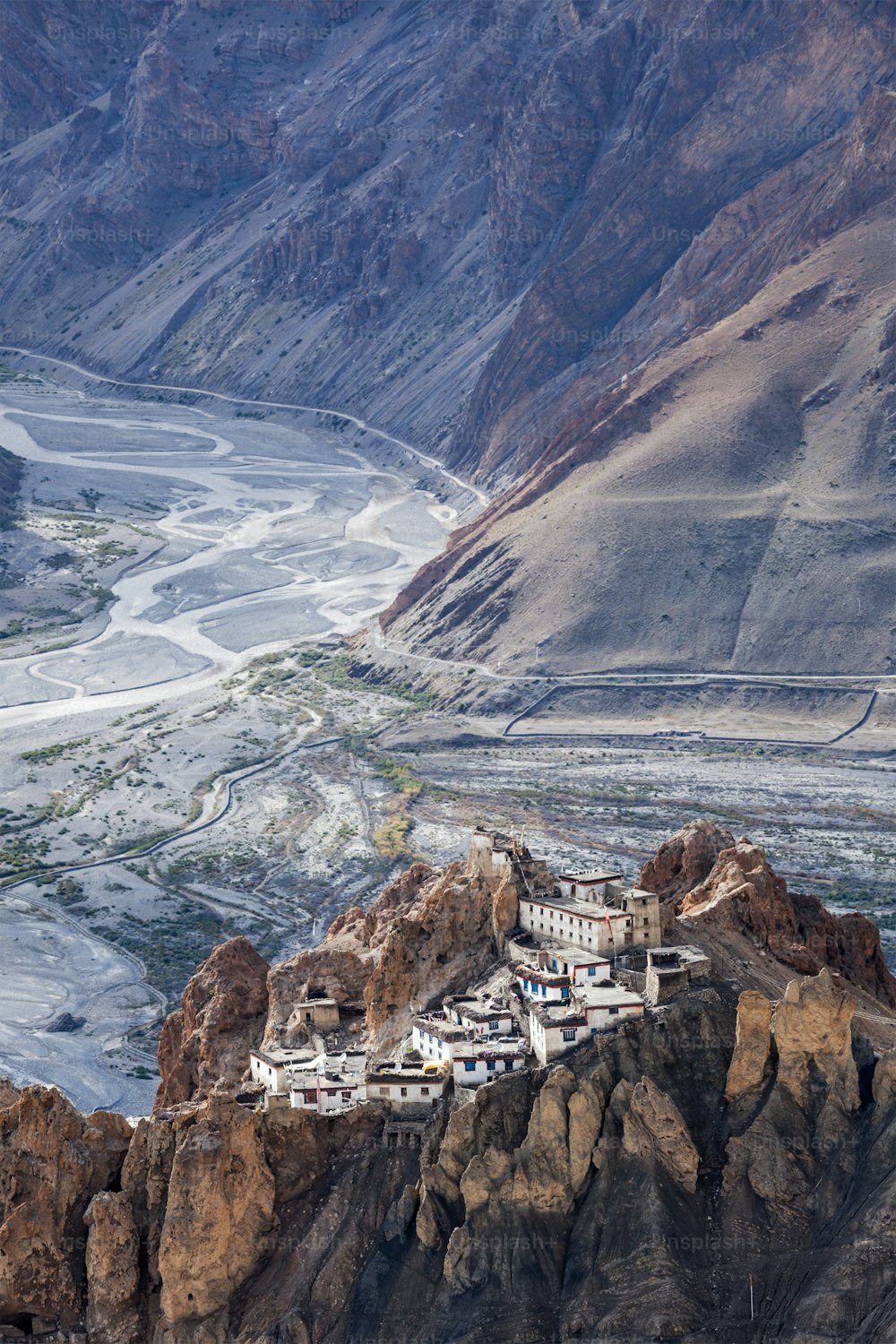 O monastério de Dhankar empoleirado em um penhasco no Himalaia. Dhankar, Vale de Spiti, Himachal Pradesh, Índia