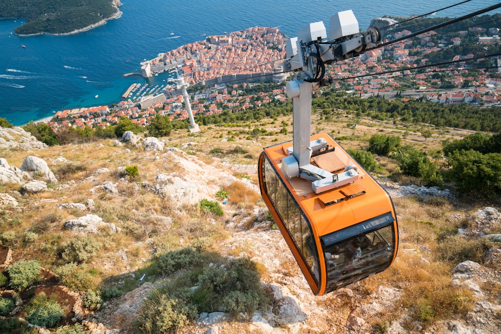 Vista panorâmica do teleférico e da Cidade Velha de Dubrovnik na Dalmácia, Croácia - Destino de viagem proeminente da Croácia. A cidade velha de Dubrovnik foi listada como Patrimônio Mundial da UNESCO em 1979.