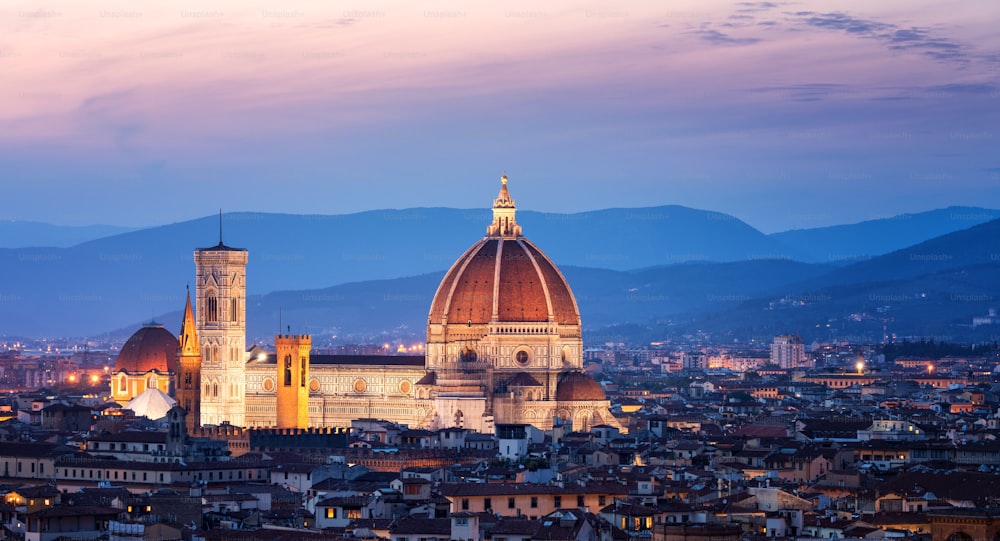 Cathédrale de Florence (Cattedrale di Santa Maria del Fiore) dans le centre historique de Florence, Italie avec vue panoramique nocturne sur la ville. La cathédrale de Florence est une attraction touristique majeure de la Toscane, en Italie.