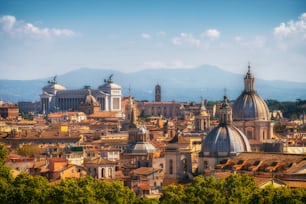 古代ローマの有名なランドマーク、建築、イタリアの文化、モニュメントのパノラマの景色を望む市内中心部のローマのスカイライン。歴史的なローマはイタリアの有名な旅行先です。