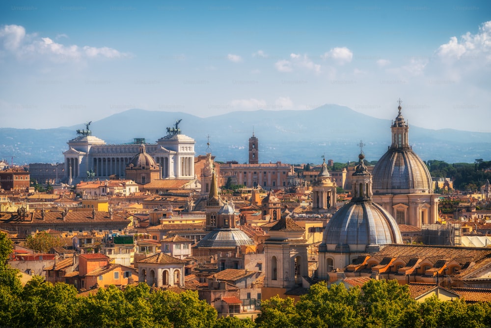 Skyline de Roma no centro da cidade com vista panorâmica do famoso marco da arquitetura da Roma Antiga, cultura italiana e monumentos. Roma histórica é o famoso destino de viagem da Itália.