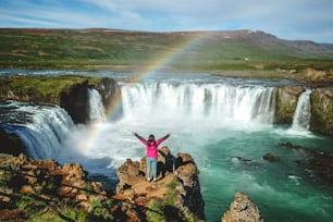 ゴダフォス(アイスランド語:神々の滝)はアイスランドの有名な滝です。ゴダフォスの滝の息を呑むような風景は、アイスランドの北東部を訪れる観光客を魅了しています。