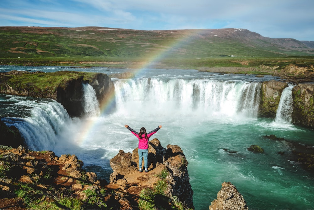 Der Godafoss (isländisch: Wasserfall der Götter) ist ein berühmter Wasserfall in Island. Die atemberaubende Landschaft des Godafoss-Wasserfalls zieht Touristen an, um die nordöstliche Region Islands zu besuchen.