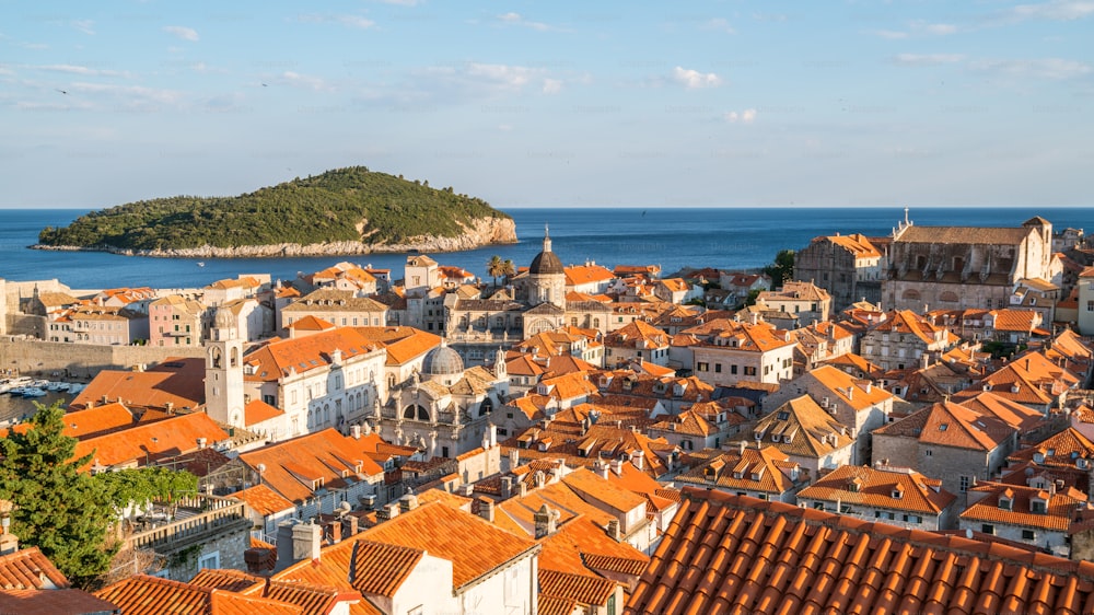 Vista panoramica del centro storico di Dubrovnik in Croazia - Destinazione turistica di spicco della Croazia. Il centro storico di Dubrovnik è stato dichiarato Patrimonio dell'Umanità dall'UNESCO nel 1979.