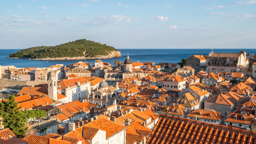 Panoramablick auf die Altstadt von Dubrovnik in Kroatien - Prominentes Reiseziel Kroatiens. Die Altstadt von Dubrovnik wurde 1979 zum UNESCO-Weltkulturerbe erklärt.