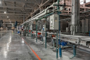 produzione, fabbricazione. Escursione all'interno. Impianto per la produzione di piastrelle di ceramica. Impianto per la produzione di piastrelle ceramiche con nastro trasportatore