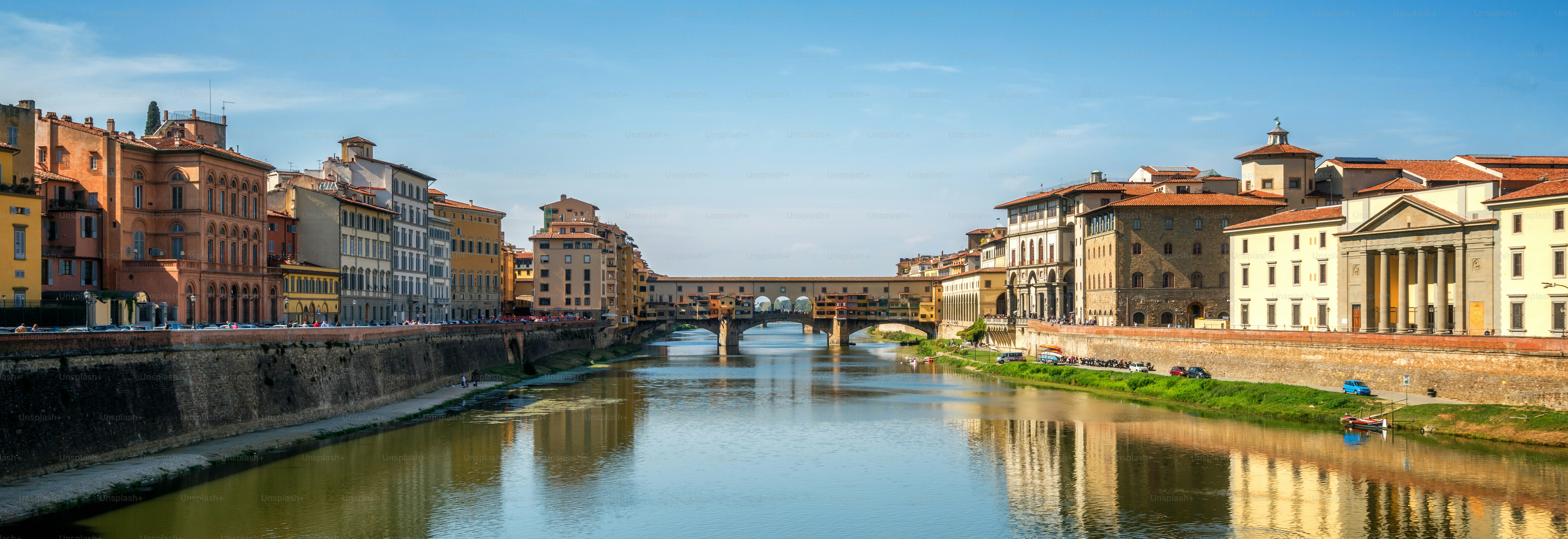 Il Ponte Vecchio di Firenze e lo skyline della città in Italia. Firenze è il capoluogo della regione Toscana dell'Italia centrale. Firenze era il centro dell'Italia, del commercio medievale e delle città più ricche dell'epoca passata.