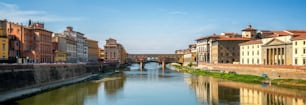 Il Ponte Vecchio di Firenze e lo skyline della città in Italia. Firenze è il capoluogo della regione Toscana dell'Italia centrale. Firenze era il centro dell'Italia, del commercio medievale e delle città più ricche dell'epoca passata.