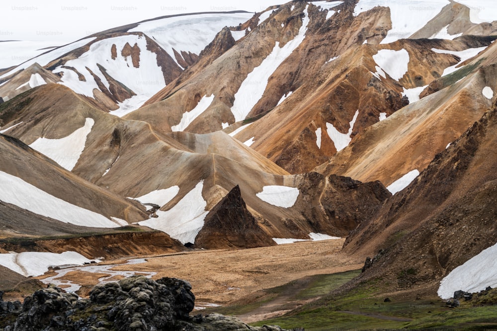 アイスランド、北欧、ヨーロッパの高地のLandmannalaugarシュールな自然の風景。夏のトレッキングアドベンチャーやアウトドアウォーキングで有名な美しいカラフルな雪山の地形。