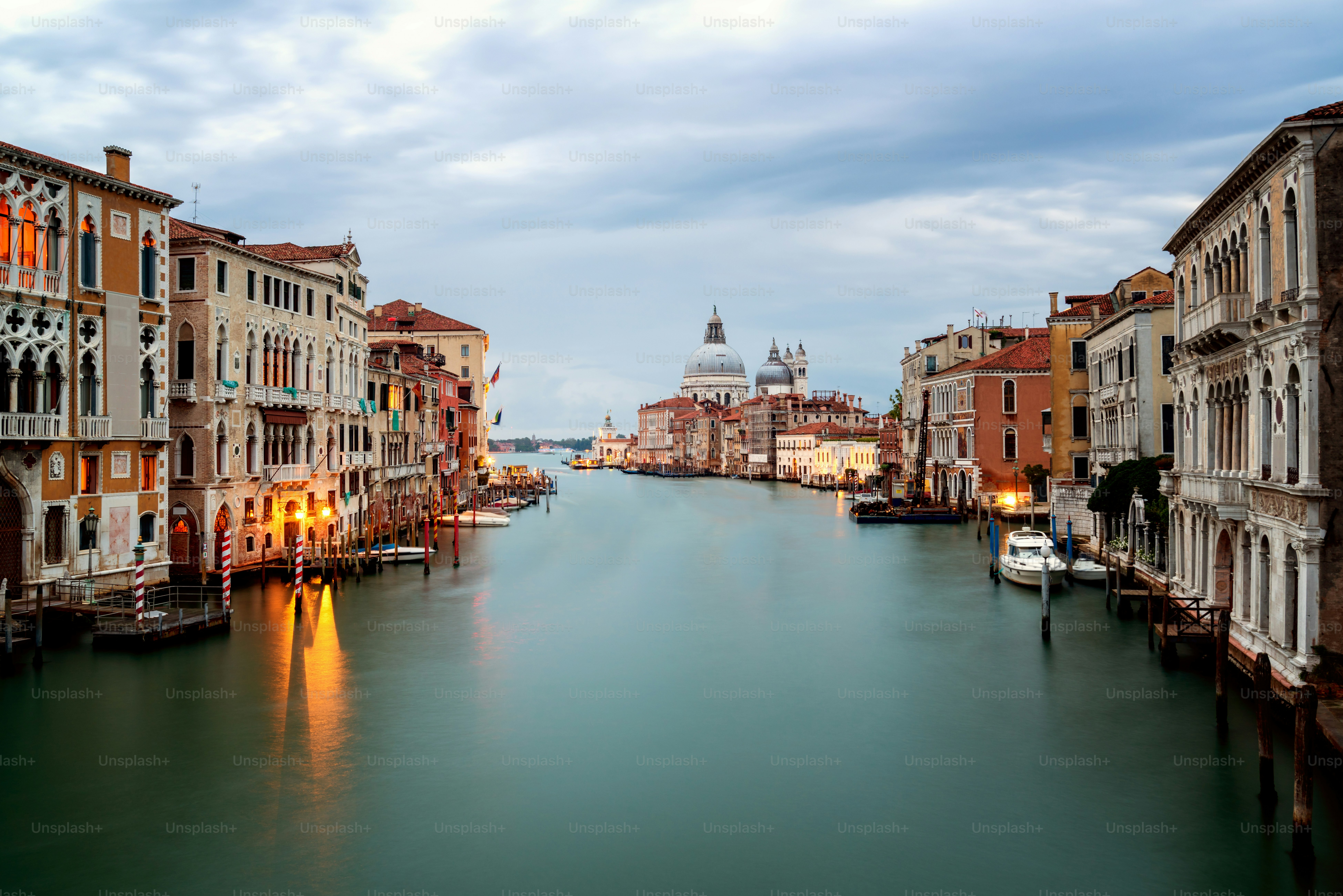 ヴェネツィアの街、イタリアのヴェネツィア大運河と日の出のサンタ