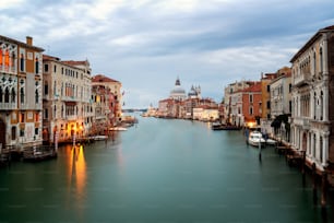 Stadt Venedig, Italien mit herrlichem Blick auf den Canal Grande von Venedig und die Basilika Santa Maria della Salute bei Sonnenaufgang. Venedig ist berühmtes Reiseziel in Italien für seine einzigartige Stadt und Kultur.