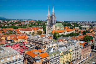 Vista aérea de Zagreb en Croacia. La capital de Croacia, Zagreb, es el famoso destino turístico de Croacia y Europa.