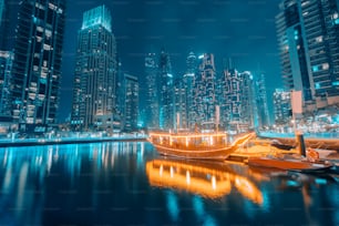 Iluminado por inúmeras luzes, o ferry ship estilizado como um tradicional barco árabe Abra Dhow navega pelas águas da Marina de Dubai