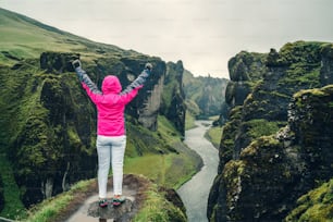 Weibliche Reisende wandern Fjadrargljufur in Island. Top-Reiseziel. Der Fjadrargljufur Canyon ist ein massiver Canyon von etwa 100 Metern Tiefe und Länge im Südosten Islands.