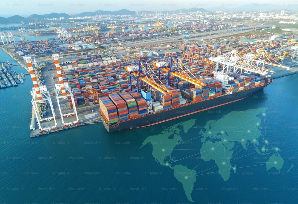 Vista superior aérea de contenedores, buque de carga, negocio, comercio comercial, logística y transporte de importación internacional exportación por buque de carga de carga de contenedores en el puerto marítimo abierto