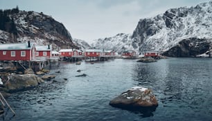 누스피요르드 정통 전통 어촌 마을로 노르웨이 피요르드의 겨울에 전통적인 레드 로부 주택이 있습니다. 로포텐 섬, 노르웨이