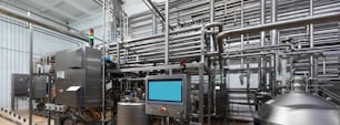 Interno moderno della fabbrica di birra. linee di tubi e altri strumenti di attrezzature nell'officina dell'impianto. Contesto industriale. Vista interna dell'impianto industriale. Luogo per scrivere. Schermo digitale vuoto