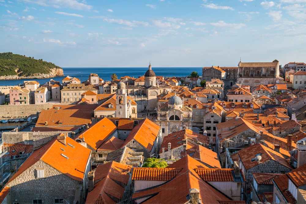 Vue panoramique de la vieille ville de Dubrovnik en Croatie - Destination de voyage de premier plan de la Croatie. La vieille ville de Dubrovnik a été classée au patrimoine mondial de l’UNESCO en 1979.