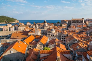 Vista panorâmica da cidade velha de Dubrovnik, na Croácia - Destino de viagem proeminente da Croácia. A cidade velha de Dubrovnik foi listada como Patrimônio Mundial da UNESCO em 1979.