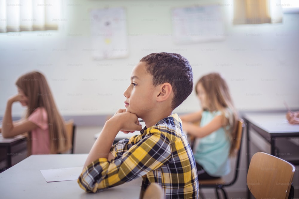 Konzentration auf den Unterricht.  Teenager Schüler sitzen im Klassenzimmer. Der Fokus steht im Vordergrund.