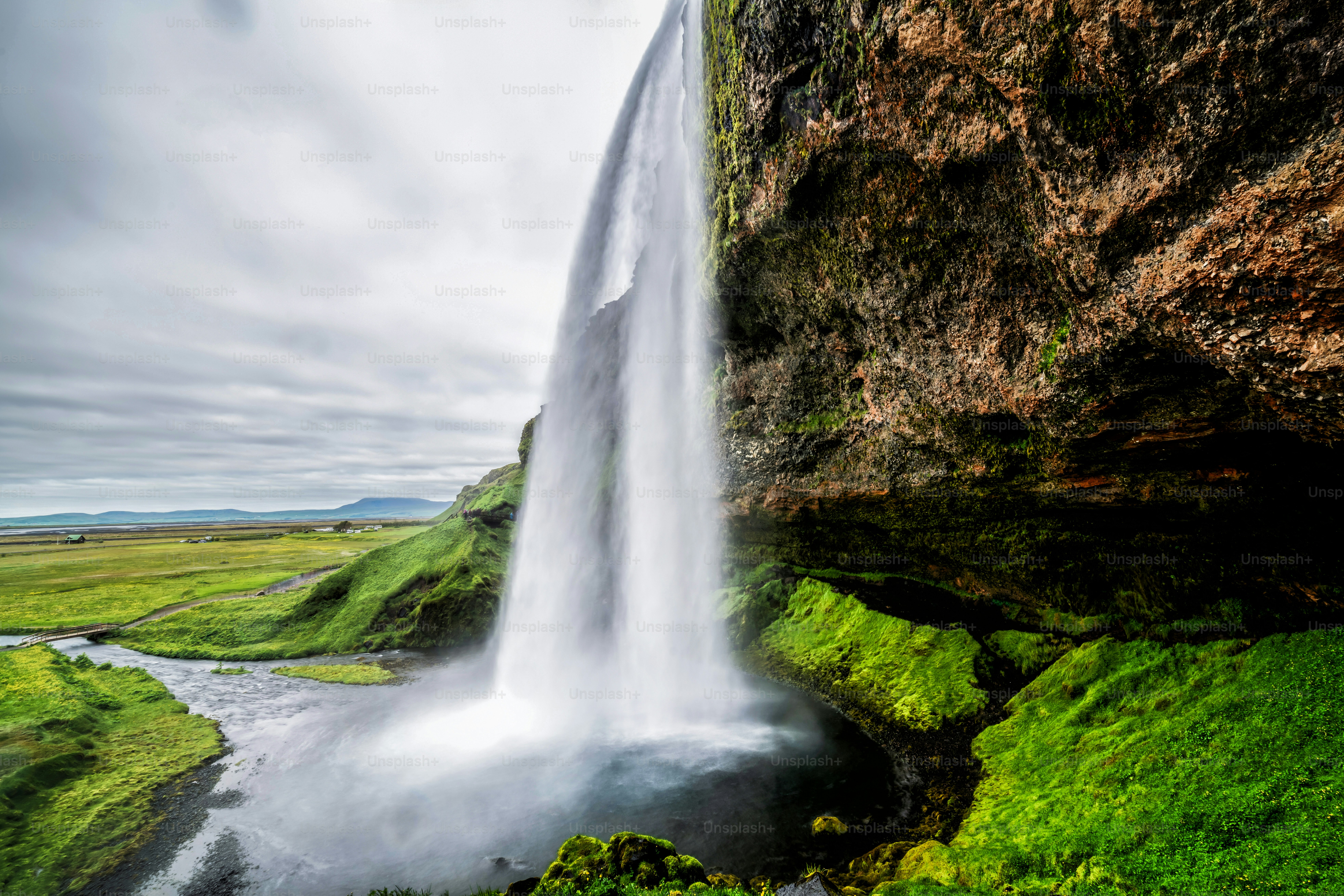 Cachoeira mágica de Seljalandsfoss na Islândia. Está localizado perto do anel viário do sul da Islândia. Majestoso e pitoresco, é um dos lugares de tirar o fôlego mais fotografados da Islândia.